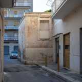 Svoltiamo a sinistra su via Sant�Anna e passiamo davanti a un piccolo condominio su tre livelli